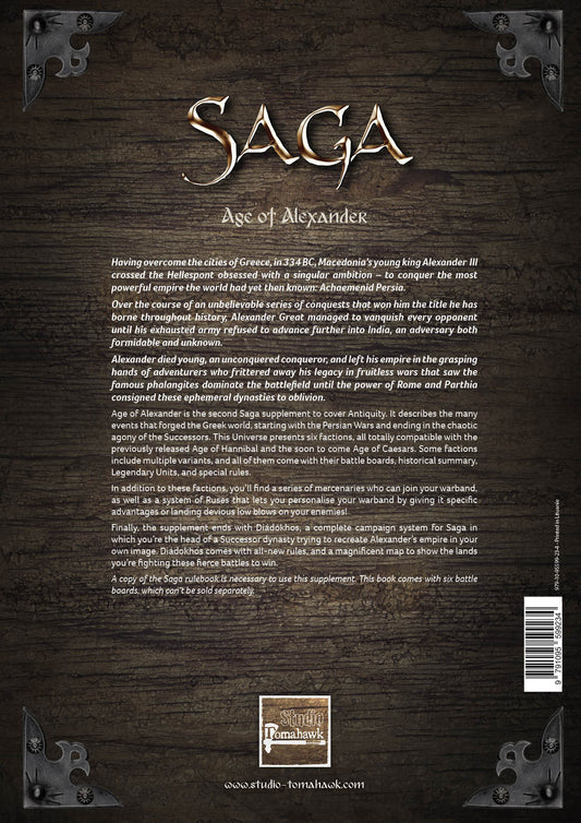 SAGA: Age of Alexander – tył okładki: brązowe drewniane tło, opis suplementu po angielsku z historią Aleksandra Wielkiego i zawartością książki, logo Studio Tomahawk, adres www.studio-tomahawk.com, kod kreskowy ISBN 9791045599254