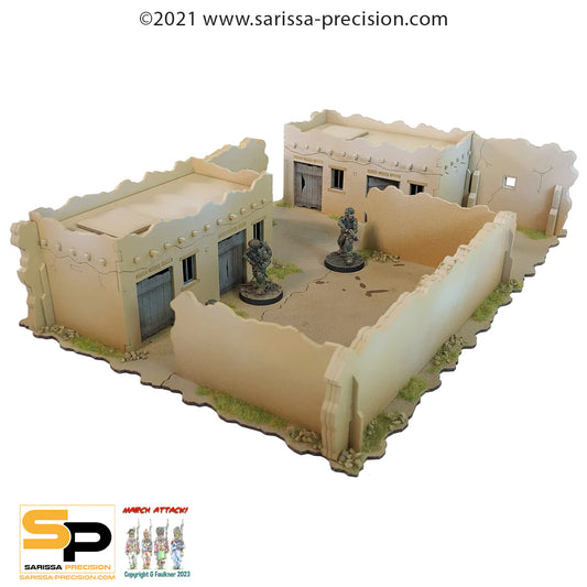 Skirmish Compound Bravo A040 – widok izometryczny z figurkami żołnierzy na dziedzińcu między 2 budynkami z płaskimi dachami i murem, surowe MDF, 28mm Sarissa Precision