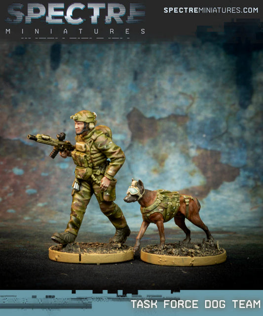 Task Force Dog Team Spectre Miniatures – operator sił specjalnych z psem bojowym w uprzęży taktycznej i kamerą, MCX Spear, 28mm widok z boku