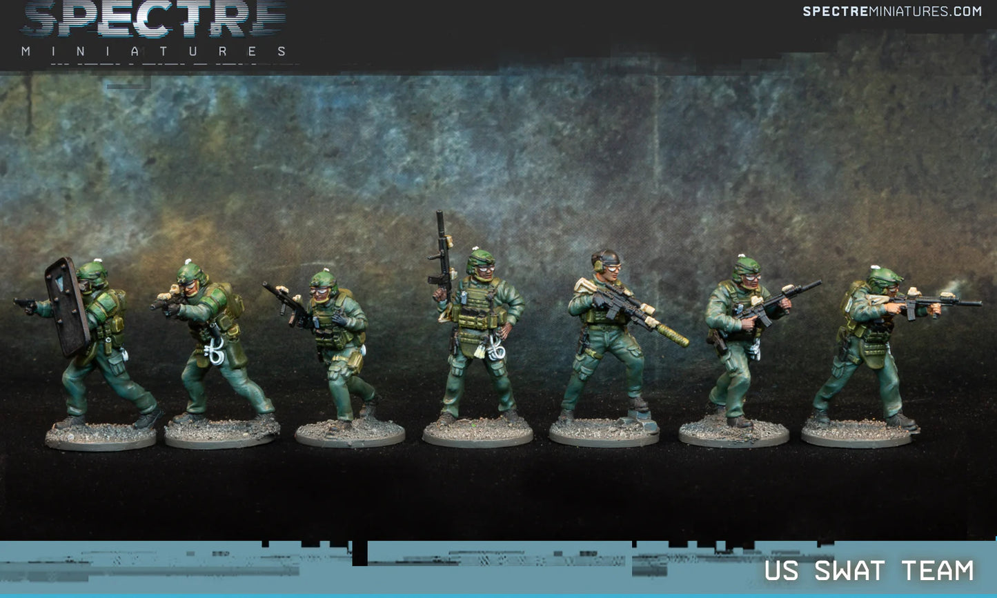 US SWAT Team Spectre Miniatures – 7 funkcjonariuszy SWAT w zielonych mundurach z M4, tarczą balistyczną i DMR G28, 28mm widok z przodu