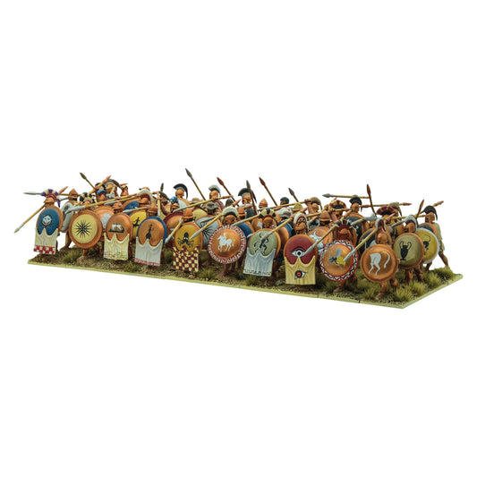 Later Greek Hoplites WGH-GR-03 – ok. 40 pomalowanych plastikowych hoplitów greckich z włóczniami dory i tarczami aspis z motywami konia, oka i meandra, widok z boku, 28mm Hail Caesar Warlord Games