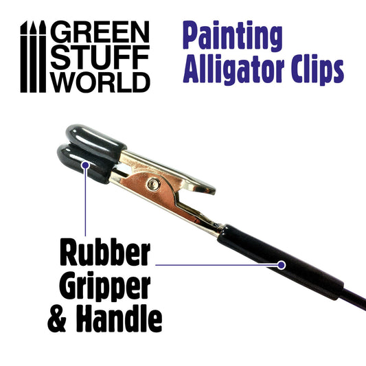 Alligator Clips Green Stuff World – zbliżenie na krokodylek malarski z czarną gumową osłoną szczęk (Rubber Gripper) i czarnym uchwytem (Handle), napis "Painting Alligator Clips", logo GSW