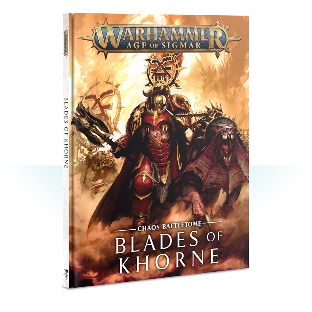 Warhammer Age of Sigmar Chaos Battletome Blades of Khorne 83-01 – twarda okładka podręcznika: potężny Chaos Lord Khorne w czerwono-złotej zbroi z rogami i berłem czaszek kroczy przez płonące pole bitwy, obok niego Flesh Hound z otwartą paszczą, złote logo Warhammer Age of Sigmar, napis Chaos Battletome Blades of Khorne, wydawnictwo Games Workshop