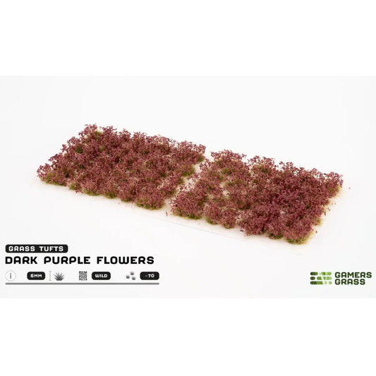 Dark Purple Flowers 6mm Wild Gamers Grass - arkusz kępek kwiatowych na białym tle z logo Gamers Grass i opisem produktu: Grass Tufts 6mm Wild 70x