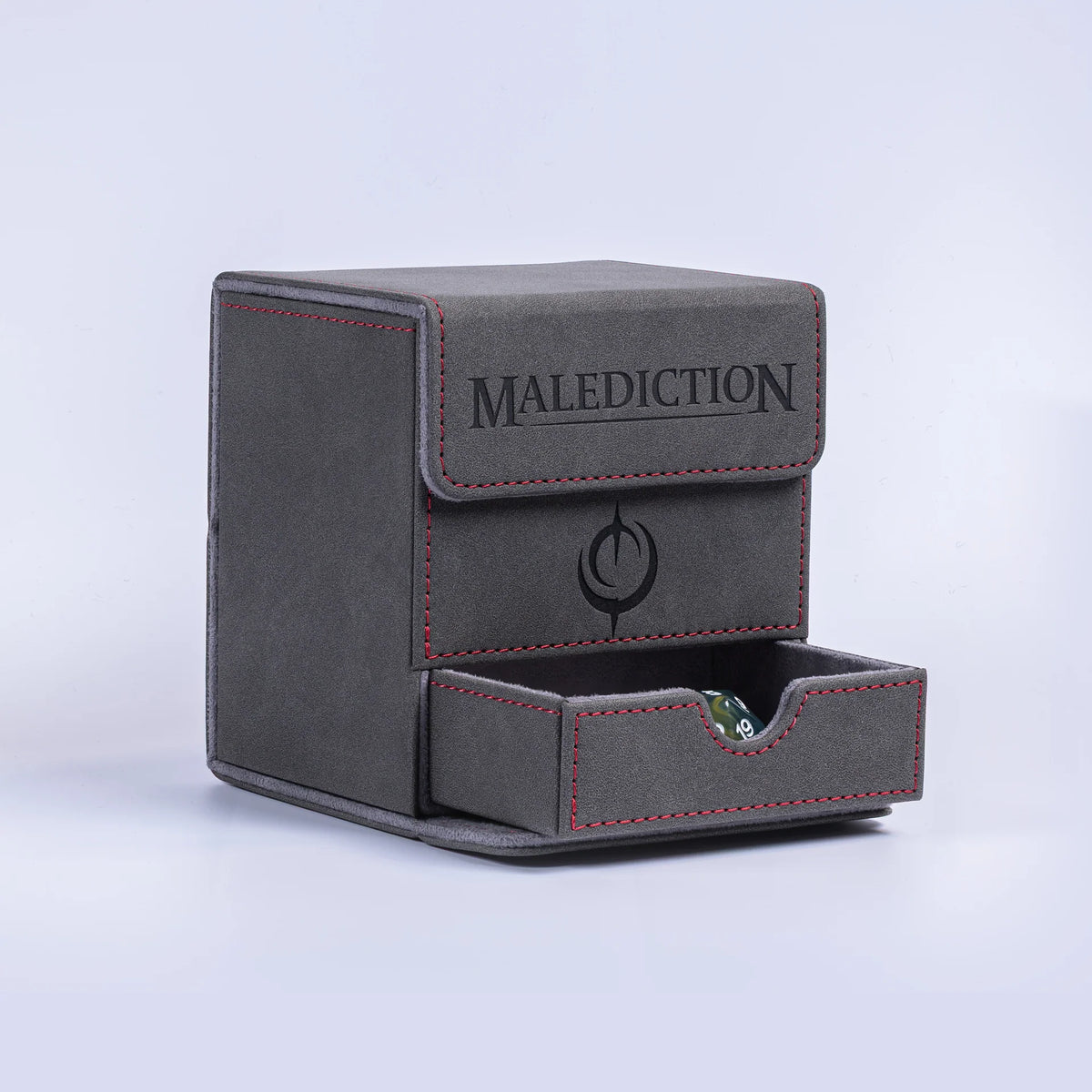 Malediction Premium Leather Deck Box – pudełko z wysuniętą dolną szufladą na kości z zieloną kością D20, widok z prawej strony, napis MALEDICTION na wieczku, czerwone szwy, szare tło