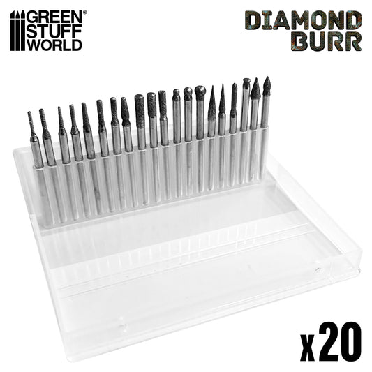 Diamond Burr Set Green Stuff World – 20 frezów diamentowych Grit 150 w 20 różnych kształtach (stożkowe, kuliste, cylindryczne, lancetowate) ustawionych w przezroczystym stojaku, widok z boku pod kątem, napis "Diamond Burr x20"