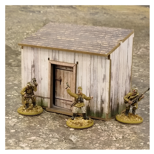 Wiejska Drewniana Chata 28mm – na stole z figurkami żołnierzy WWII przy otwartych drzwiach, SceneryWargames