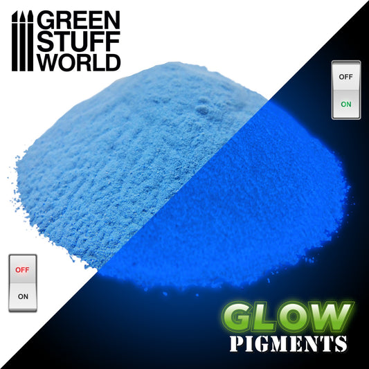Green Stuff World Glow Pigment Space Blue 2432 – porównanie koloru w świetle dziennym (jasnoniebieski) i w ciemności (intensywny niebieski świecący), efekt fosforescencji