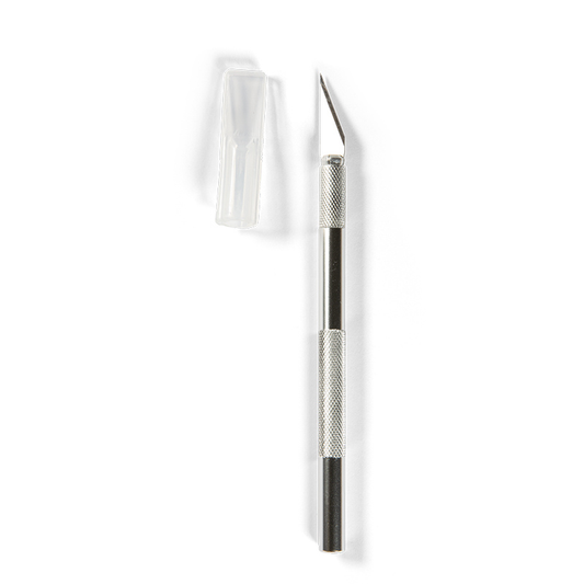Hobby Knife - AK Interactive - nóż modelarski 12cm z aluminiowym uchwytem i osłonką na białym tle