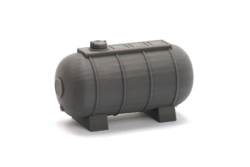 Airfield Fuel Tank – zbliżenie na zbiornik z żebrami i włazem na podstawach, 28mm Patrick Miniatures