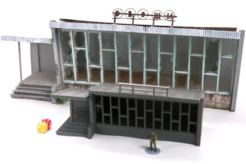 Large Store pomalowany z ramą logo na dachu i figurką, widok z boku, teren 28mm Patrick Miniatures