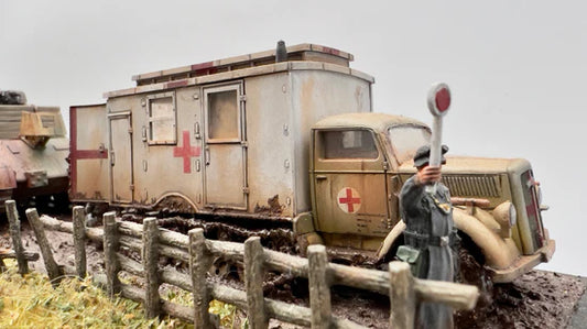 SdKfz 305 Opel Blitz Box Body – diorama front wschodni, ambulans z czerwonym krzyżem i żołnierzami, 280047