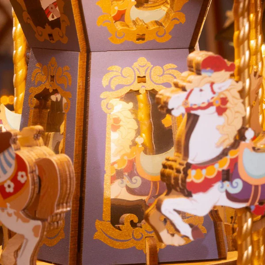 Drewniany puzzle 3D Klasyczna Karuzela Rolife AMC01e – zbliżenie na wnętrze karuzeli: kolorowe konie w ruchu, złote zdobienia barokowe i podświetlenie LED