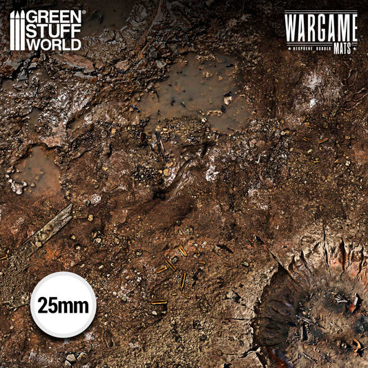 Neoprene Mat Dread Trenches Green Stuff World – zbliżenie na nadruk maty: błotniste okopy z łuskami, kałużami i gruzem, skala 25mm, logo Wargame Mats Neoprene Rubber
