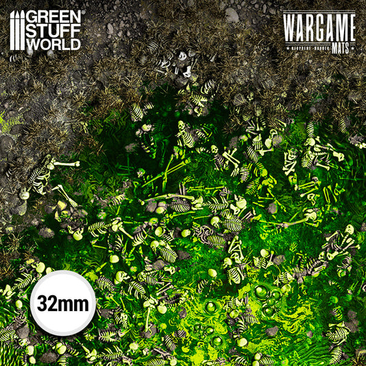 Neoprene Mat Boneblight Marsh Green Stuff World – zbliżenie na nadruk maty: toksyczne bagno z dziesiątkami szkieletów i kości w skali 32mm, logo Wargame Mats Neoprene Rubber