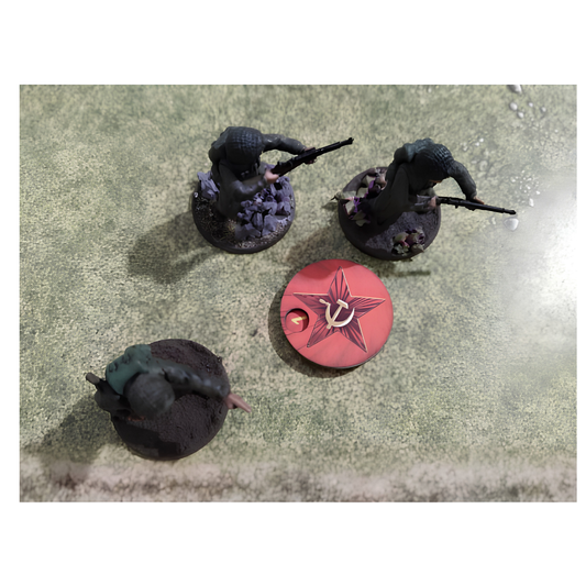 SceneryWargames Soviet Army Pin Marker 1-10 – obrotowy marker supresji ZSRR w użyciu na stole bitewnym obok figurek żołnierzy 28mm, Czerwona Gwiazda z sierpem i młotem, Bolt Action WWII