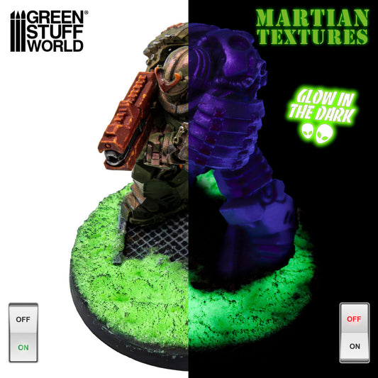 Green Stuff World Martian Textures 3715 Fluor Green – porównanie podstawki figurki Space Marine w świetle dziennym (zielona faktura) i w ciemności (świecąca zielono-niebieskim blaskiem), efekt Glow In The Dark, Green Stuff World