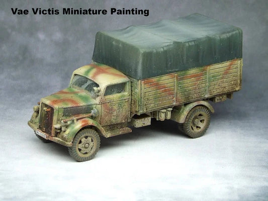 SdKfz 305 Opel Blitz – model 28mm Vae Victis, kamuflaż trójkolorowy z plandeką, widok z przodu, 280026