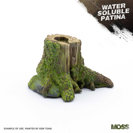 Water Soluble Patina Moss Green Stuff World – przykład użycia: model pniaka drzewa pokryty zieloną patyną mchu, napis "Water Soluble Patina", przykład wykonany przez zespół GSW
