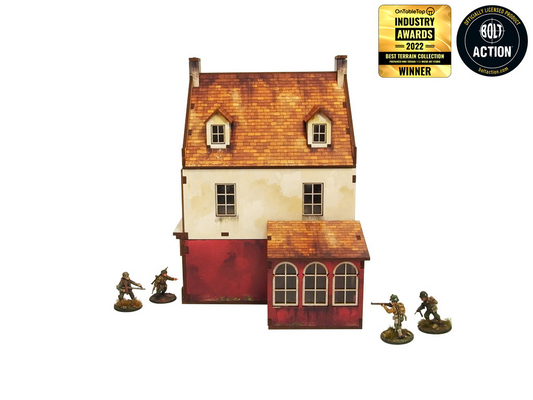 Normandy Restaurant – widok z tyłu, czerwony dach z lukarnami i dobudówką, żołnierze WWII po bokach, 28mm Bolt Action