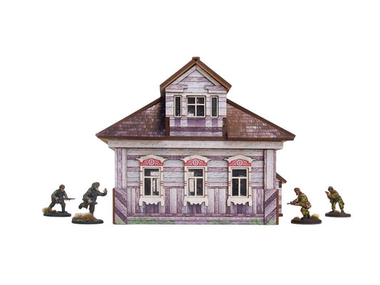 Ostfront Village Whitewashed Dacha – widok z przodu na trzy okna z ozdobnymi framugami i lukarnę, żołnierze po bokach, 28mm Bolt Action