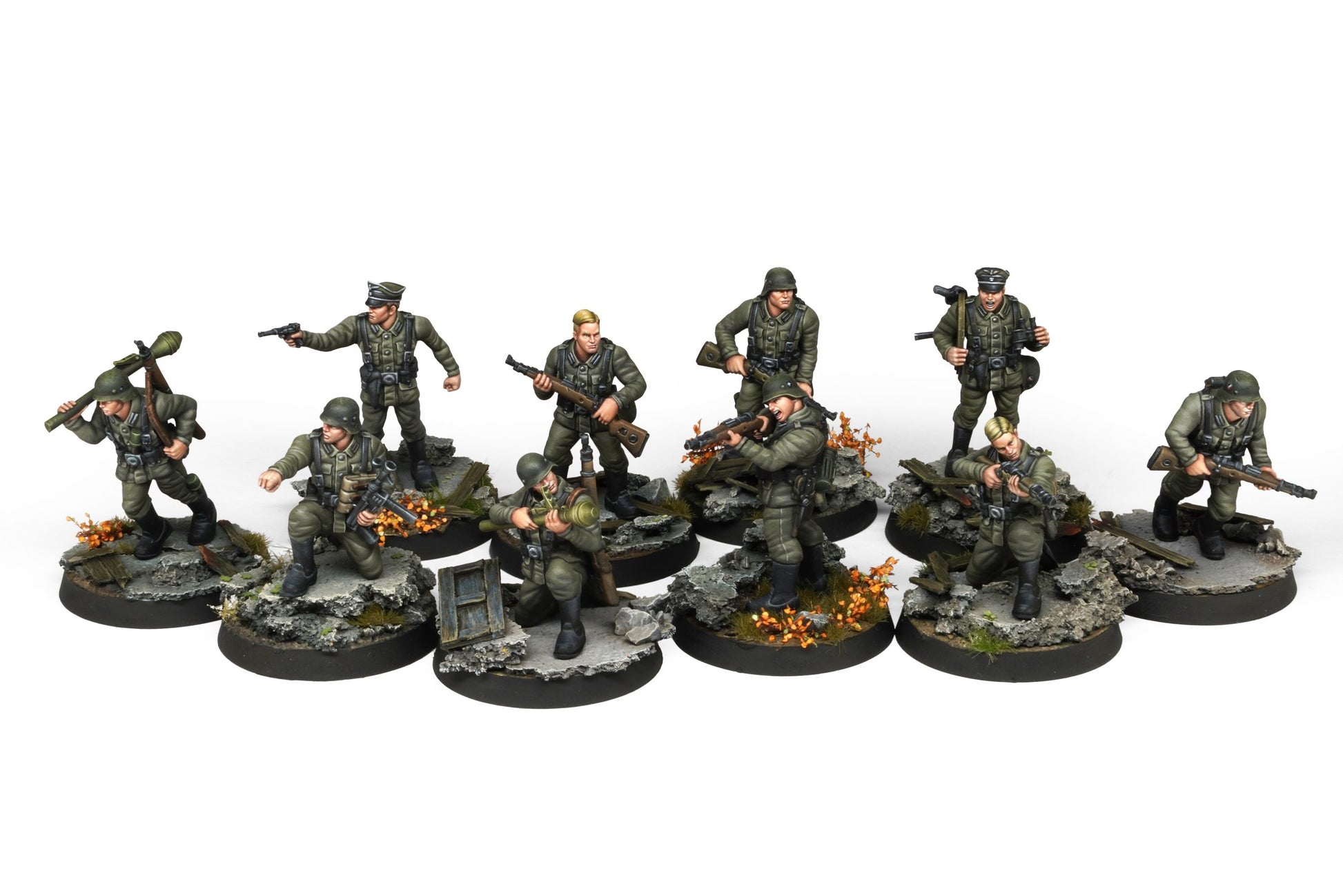 Fortunate Sons - 10 pomalowanych miniatur 30mm niemieckich Panzergrenadierów w zielonych mundurach z karabinami, Panzerfaustem i pistoletem na scenicznych podstawkach z ruinami