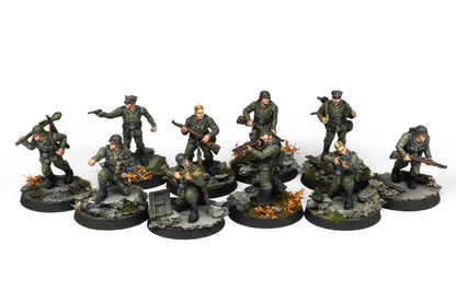 Fortunate Sons - 10 pomalowanych miniatur 30mm niemieckich Panzergrenadierów w zielonych mundurach z karabinami, Panzerfaustem i pistoletem na scenicznych podstawkach z ruinami