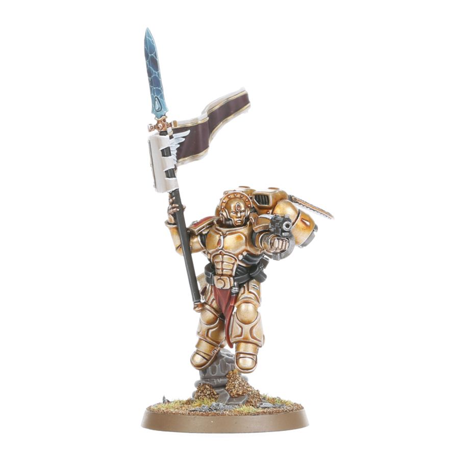Sanguinary Guard - złoty pancerz sztandar Sanguinary Banner z orłem i łzą niebieska włócznia z energią czerwona peleryna i maska śmierci Blood Angels