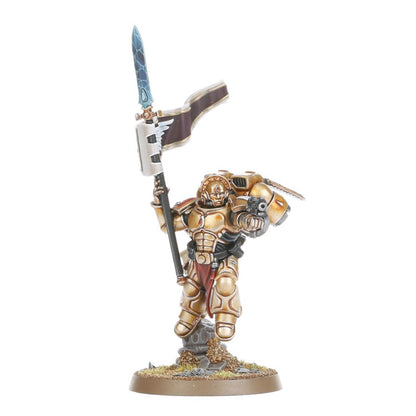 Sanguinary Guard - złoty pancerz sztandar Sanguinary Banner z orłem i łzą niebieska włócznia z energią czerwona peleryna i maska śmierci Blood Angels