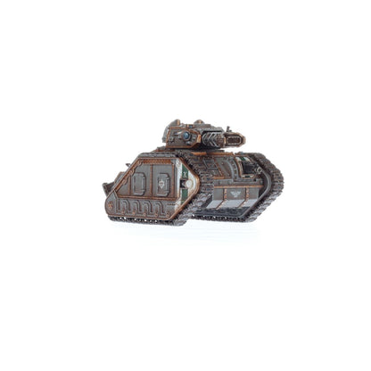 Solar Auxilia Leman Russ Assault Tank - widok z tyłu zamknięta wieżyczka szaro-brązowy kadłub z gąsienicami symbol orła Solar Auxilia na tylnym panelu i zielone detale Horus Heresy