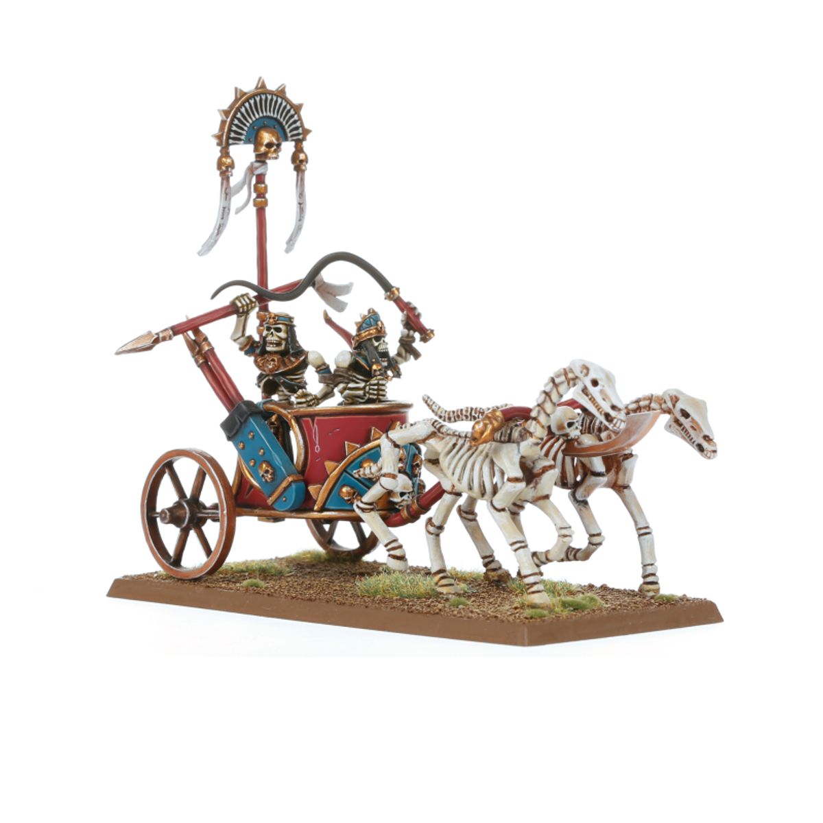 Skeleton Chariots – pomalowany rydwan szkieletów Tomb Kings z chorążym niosącym totem słońca i włócznią, dwa konie-szkielety, Warhammer The Old World, Games Workshop

