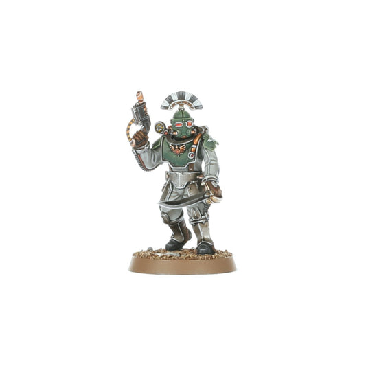 Solar Auxilia Sergeant - zielona void armour szary grzebień na hełmie blast pistol uniesiony do góry charnabal sword złoty symbol skrzydlatego orła na piersi czerwone oczy na masce Horus Heresy Solar Auxilia