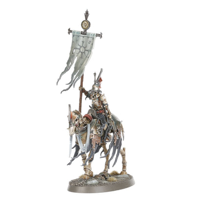 Barrow Knight Standard Bearer - model chorążego z białym sztandarem z runami na szkieletowym koniu - Warhammer Age of Sigmar