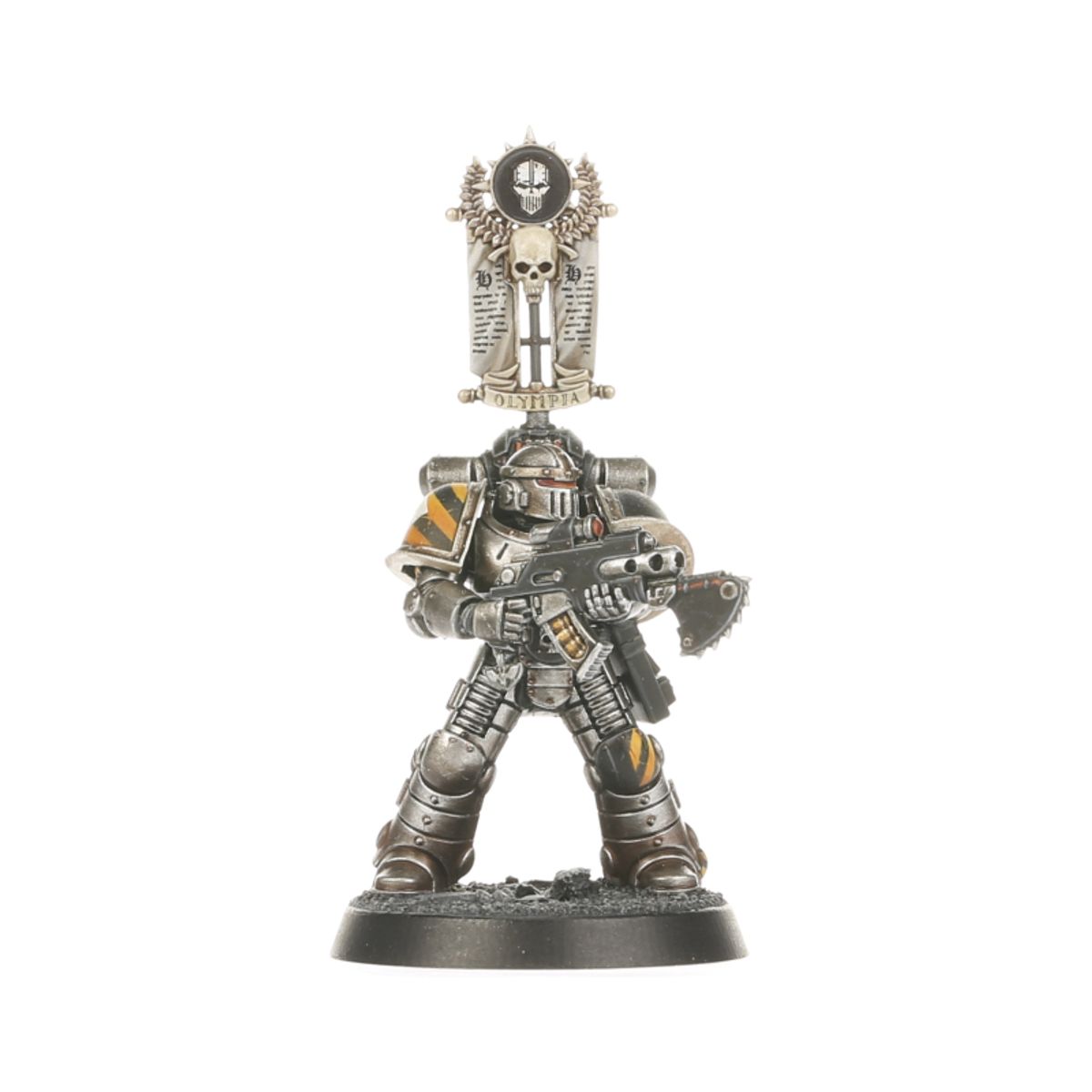 MKII Tactical Legionary Iron Warriors - zbliżenie vexilla biały sztandar z czarnym symbolem Iron Warriors czaszka w kole i napis OLYMPIA srebrno-szara zbroja Mark II bolter żółto-czarne pasy Horus Heresy