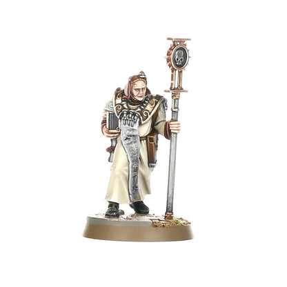 Agathae Dolan Adepta Sororitas - kremowy habit stara kobieta z laska z czaszką i księgą w lewej ręce miedziany ornament na szyi zwoje pergaminu brązowa podstawka Warhammer 40K