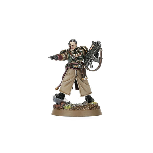 Cadian Castellan Astra Militarum - zielona zbroja cybernetyczne oko wskazuje prawą ręką boltgun na plecach kremowy płaszcz złoty orzeł na piersi brązowa podstawka Warhammer 40K