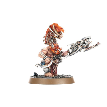 Auric Hearthguard Karl - dowódca Fyreslayers w hełmie smoka z pomarańczowym mohawkiem i rudą brodą, trzyma magmapike z niebieskim klejnotem, dynamiczna poza w przysiadzie, runy ur-złota na klatce piersiowej - Warhammer Age of Sigmar