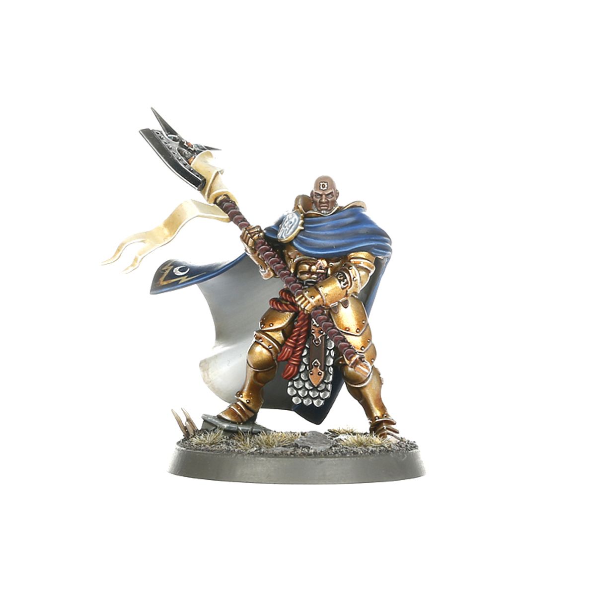 Praetor-Prime bez hełmu - łysy Stormcast Eternal w złotej zbroi z niebieskim płaszczem, unosi halabardę z białą chorągwią i srebrnym ostrzem w dynamicznej pozie ataku - Warhammer Age of Sigmar
