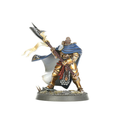 Praetor-Prime bez hełmu - łysy Stormcast Eternal w złotej zbroi z niebieskim płaszczem, unosi halabardę z białą chorągwią i srebrnym ostrzem w dynamicznej pozie ataku - Warhammer Age of Sigmar