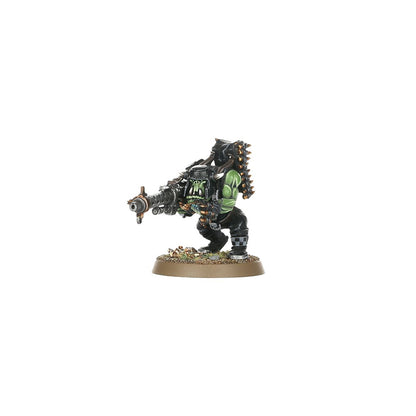 Ork Boy z big shoota - zielona skóra czarny kombinezon big shoota z szeroką lufą taśma nabojów złote kolce brązowa podstawka Warhammer 40000
