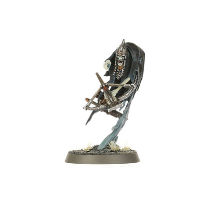 Craventhrone Guard Craven Huntmaster - Nighthaunt w czarnym kapturze z rogowym hełmem i kościaną twarzą z otwartą paszczą, trzyma soulhunter crossbow w dynamicznej pozie nurkowania, niebiesko-szary ektoplazmatyczny ogon - Warhammer Age of Sigmar