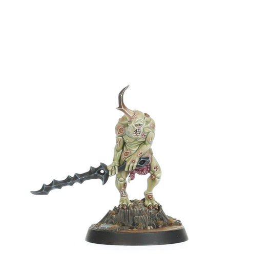 Maggoty Strewg - Plaguebearer Nurgla z czarnym postrzępionym mieczem na pniaku i zieloną skórą Grandfather's Gardeners