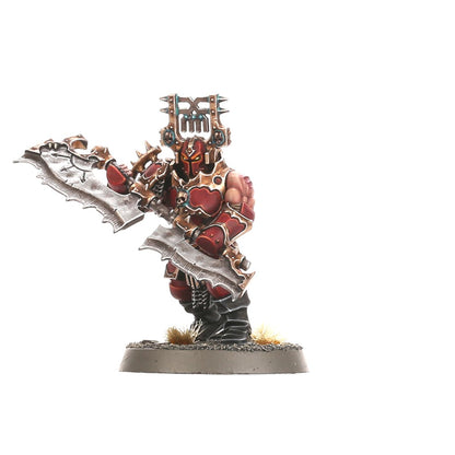 Blood Warrior z Goreglaive - model w czerwonej zbroi z hełmem z kolczastą ramą unoszący ogromny dwuostrzowy Goreglaive w dynamicznej pozie ataku - Warhammer Age of Sigmar