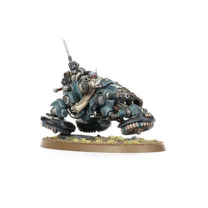 Hernkyn Pioneer - widok z lewej turkusowo-czarny hovering trike jeździec w beżowej kurtce z białą anteną pionową na plecach i czerwonym sensorem na hełmie bolt shotgun w prawej ręce magna-coil autocannon z przodu żółte reflektory czarne koła z żebrowaniem Leagues of Votann Warhammer 40000