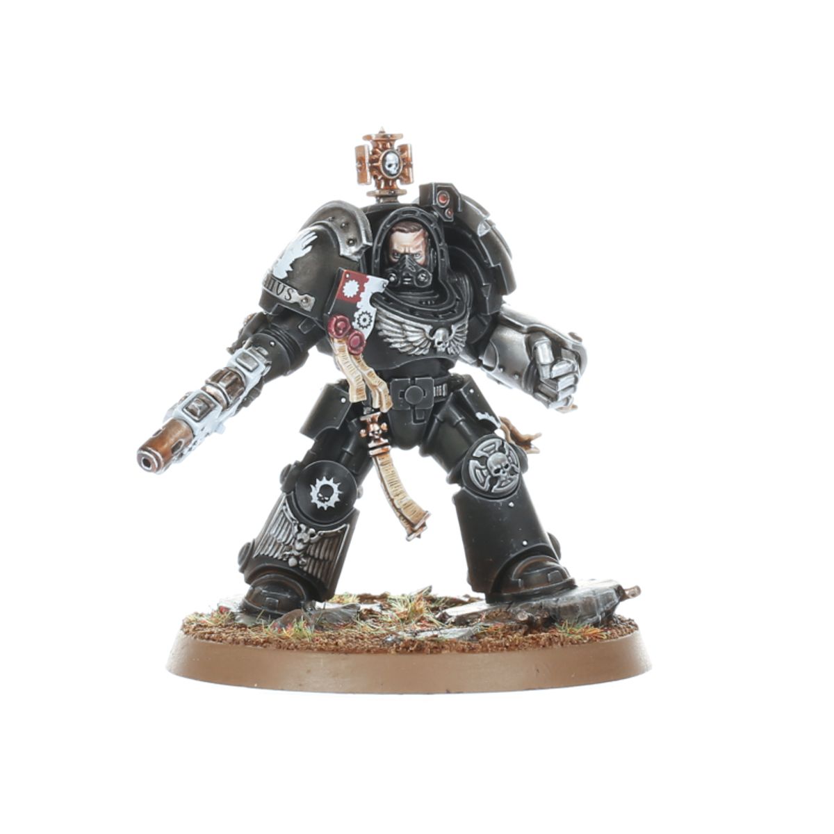 Captain in Terminator Armour Deathwatch - czarna zbroja terminator srebrne detale plasma gun w lewej ręce power fist w prawej czerwono-szara tarcza naramienna złoty orzeł na piersi brązowa podstawka Warhammer 40K
