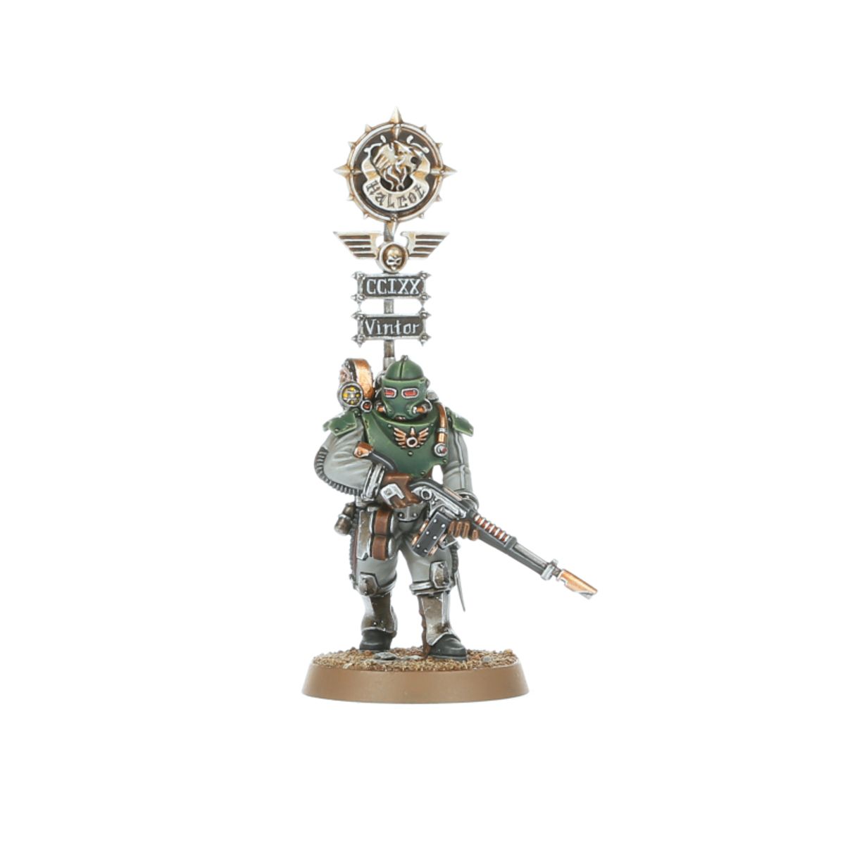 Solar Auxilia Standard Bearer - zielona void armour srebrne vexilla z złotym medalionem z jeźdźcem na koniu w kole z kolcami srebrne skrzydlate logo z czaszką tabliczki CCIXX i Vintor lasrifle z bagnetem Horus Heresy Solar Auxilia