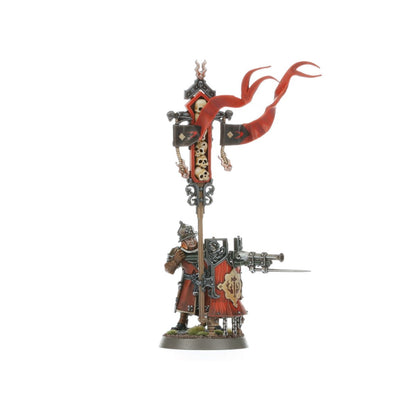 Freeguild Fusilier chorąży - żołnierz Cities of Sigmar w srebrnym hełmie trzyma wysokie drzewce z czarno-czerwoną chorągwią z czaszkami i diamentami, przy boku fusil-cannon z bagnetem i czerwona pavise tarcza - Warhammer Age of Sigmar
