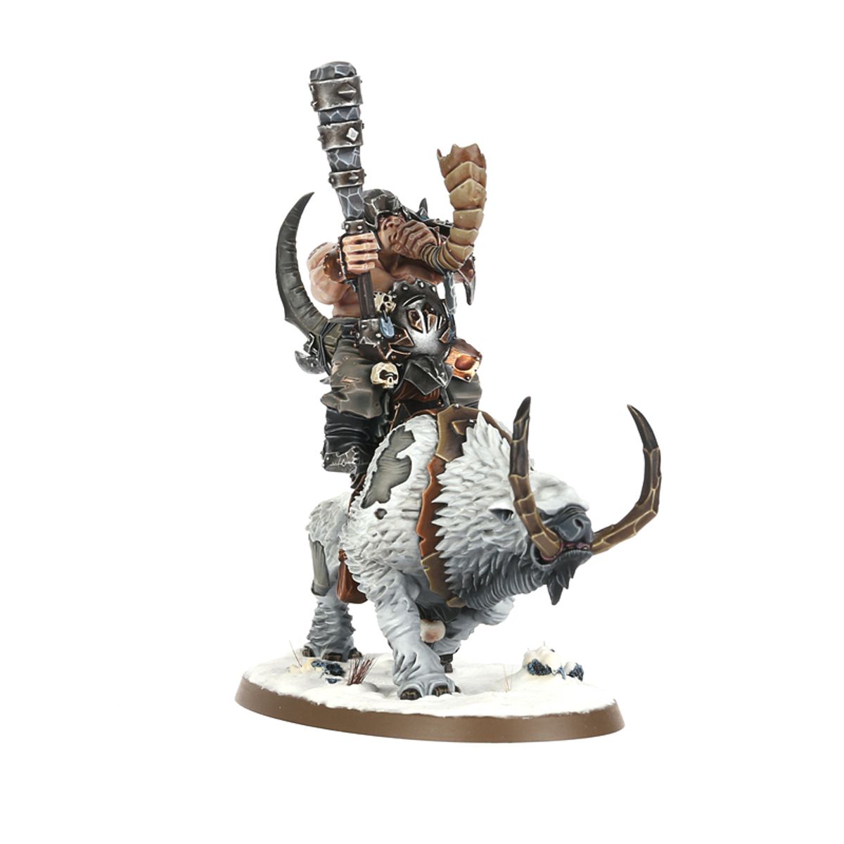 Mournfang Pack wojownik - Ogor w rogowym hełmie z czarną maską czaszki unoszący masywną maczugę, jedzie na białym Mournfangu z czarnymi rogami patrzącym w prawo, śnieżna podstawka - Warhammer Age of Sigmar
