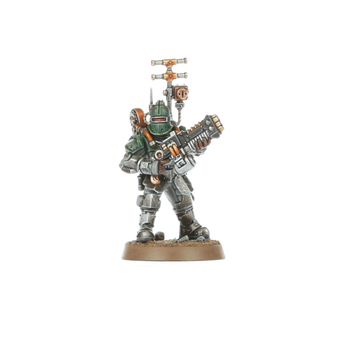 Vox Operator Veletaris Solar Auxilia - zielona void armour srebrna antena krzyżowa na plecach z brązowym okrągłym nadajnikiem volkite charger z pomarańczowymi detalami i złotym kołem trzymany oburącz czerwone oczy na masce Horus Heresy Solar Auxilia