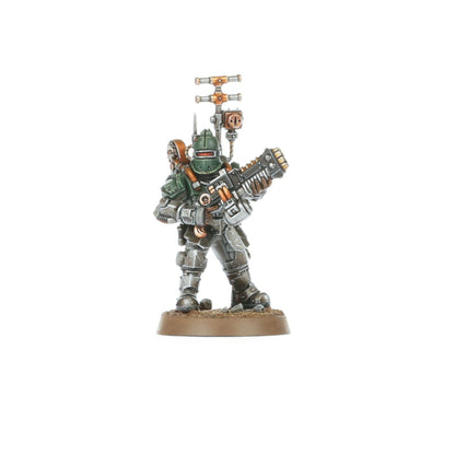 Vox Operator Veletaris Solar Auxilia - zielona void armour srebrna antena krzyżowa na plecach z brązowym okrągłym nadajnikiem volkite charger z pomarańczowymi detalami i złotym kołem trzymany oburącz czerwone oczy na masce Horus Heresy Solar Auxilia